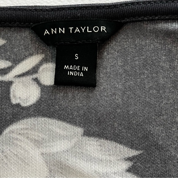 Ann Taylor Women's Long Sleeved Blouse Gray Floral V Neck Pleated Front Size Sm - Picture 5 of 9